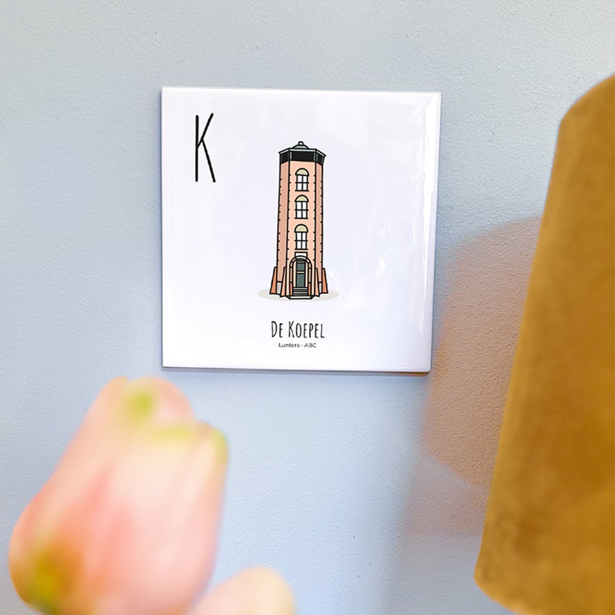 Koepel - ABC tegeltje Lunteren - Keramiek met Handgetekende Illustratie - Wanddecoratie - Woondecoratie - Relatiegeschenk - Souvenir - 10,8 x 10,8 cm