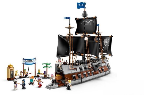 Een LEGO piratenschip met zwarte zeilen, veel speelfiguren, en een drijvende poort met 'MARINE VICTORY DAY' banner.