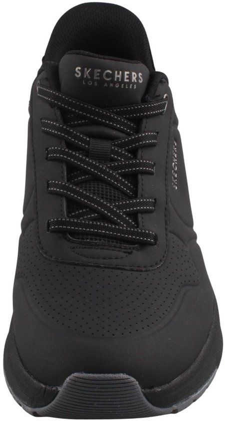 Voorkant van een zwarte Skechers sneaker met veters. Perforaties op de neus.
