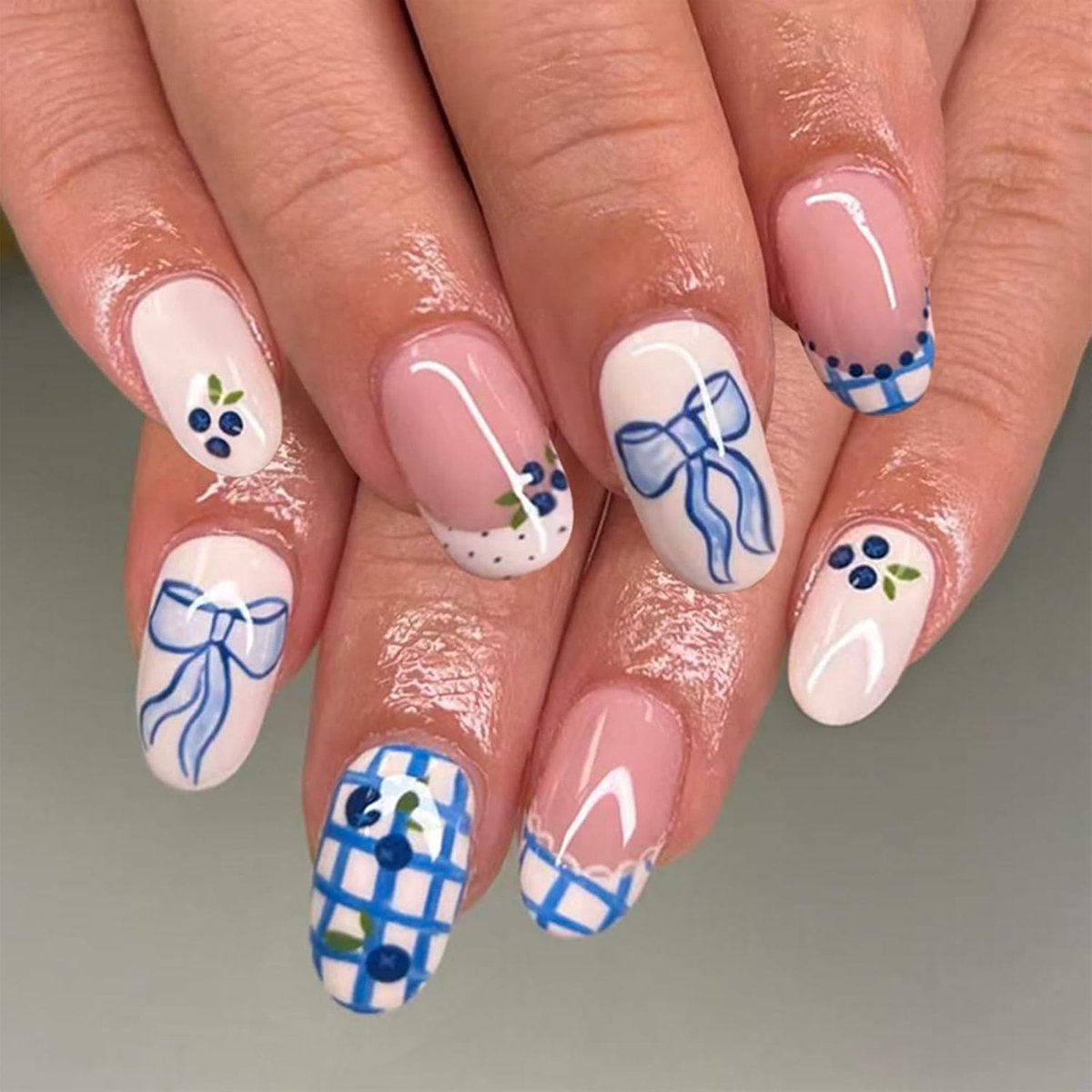 Press on Nails 24 Stuks Medium Amandelvorm Blauw Wit Karo French Lace Strik Design - Kunstnagels Zelfklevend voor Vrouwen en Meisjes - Nagelstyling Accessoires