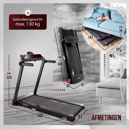 Zwarte loopband met rode accenten, ingeklapt en naast een bank geplaatst. Afmetingen worden getoond.