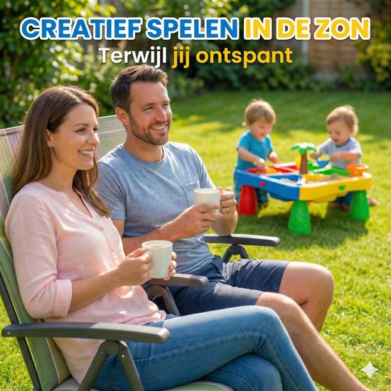 Een vader en moeder ontspannen in de tuin met een drankje, terwijl hun twee jonge kinderen spelen aan een kleurrijke zand- en watertafel.