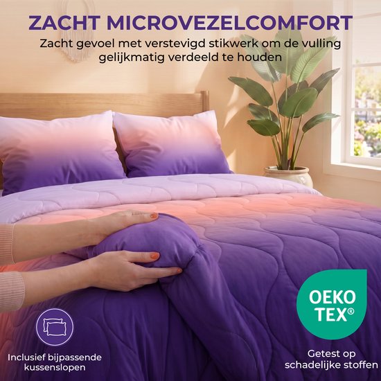 Een vrouw toont een paars, roze en lilla gradiënt dekbed dat op een bed ligt. Inclusief bijpassende kussensloop en Oeko-Tex label.