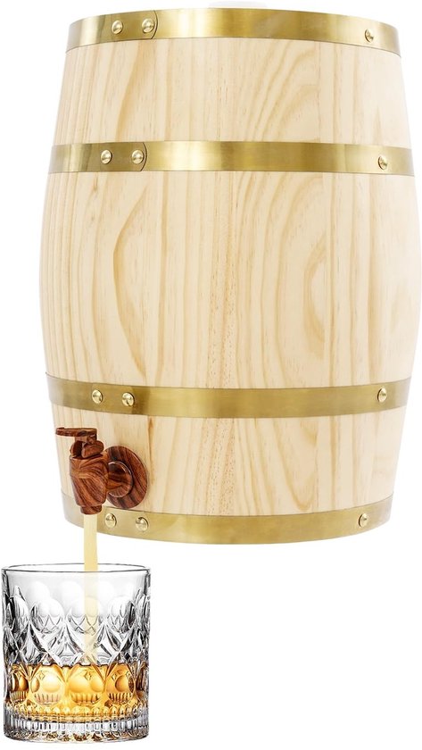 Houten vat met messing banden en een kraan, met een glas whisky dat wordt bijgevuld.
