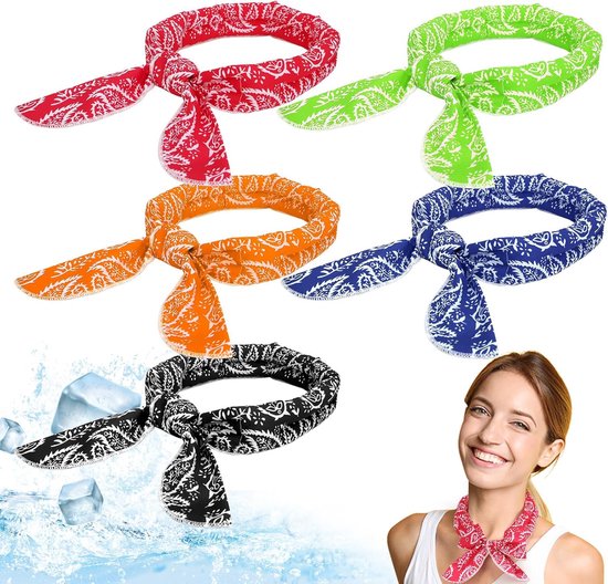 Vijf bandana's in rood, groen, oranje, blauw en zwart met wit paisley-patroon, op een witte achtergrond met ijsblokjes.