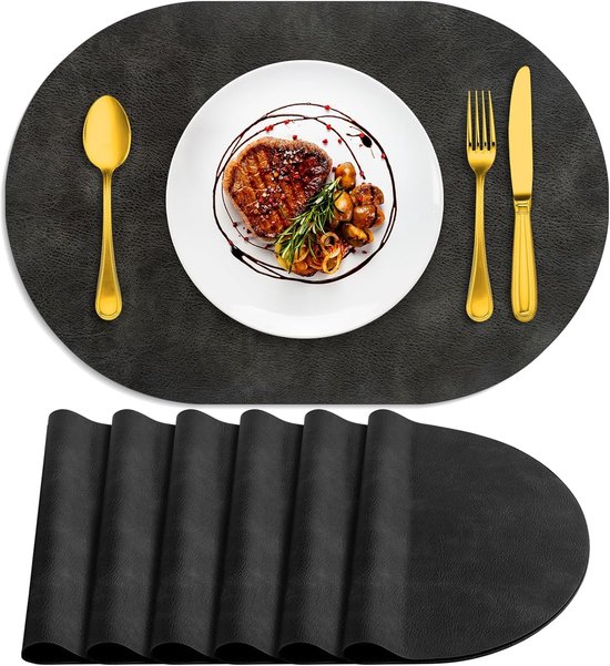 Six sets de table ovales noirs, un sur la table avec une assiette de viande, des couverts dorés et une assiette blanche.