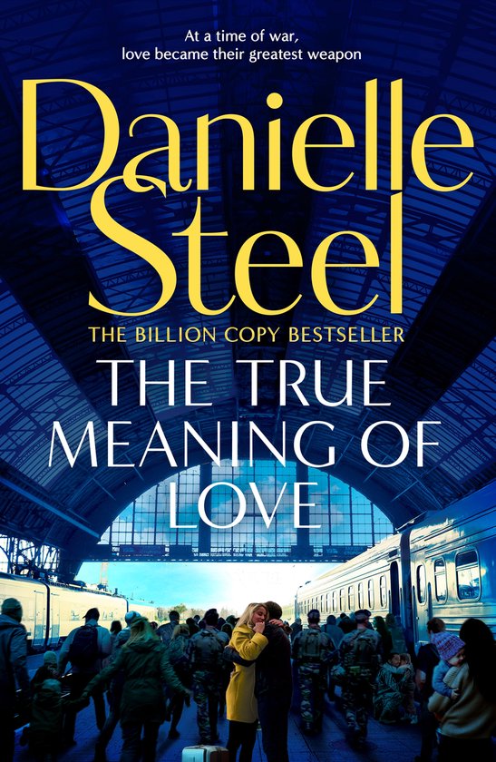 Boekomslag: "The True Meaning of Love" van Danielle Steel. Twee geliefden omhelzen elkaar op een perron met een trein op de achtergrond. De tekst luidt: 'At a time of war, love became their greatest weapon'.