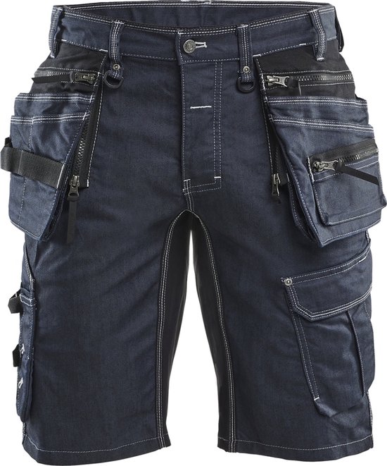 Voorkant van een donkerblauwe werkshort met veel zakken, riemlussen en witte stiksels.