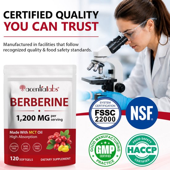 Wit zakje Acentialabs Berberine 1200 MG met een afbeelding van rozenbottels en gele softgels. Vrouw in laboratoriumjas kijkt in microscoop, met FSSC 22000 en NSF certificeringen.