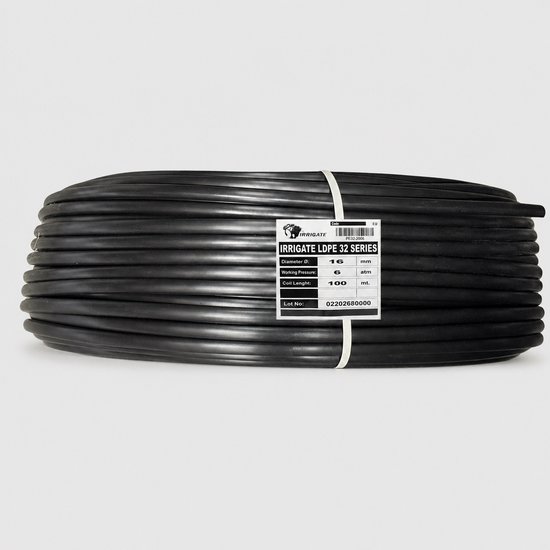 Zwarte LDPE-slang van 16 mm doorsnee, 100 meter lang, voor irrigatie. Label: IRRIGATE LDPE 32 SERIES.