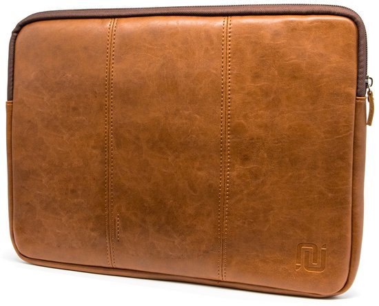 Housse d'ordinateur portable en cuir vegan marron avec surpiqûres verticales et logo dans le coin.