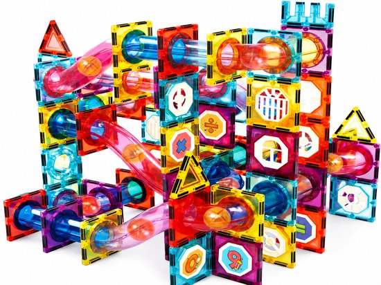 Tuiles magnétiques colorées et tubes avec billes, formant une construction avec tour et toboggans.