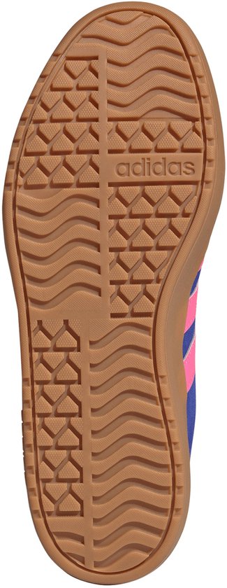 Onderkant van een blauwe Adidas damessneaker met roze strepen en een bruine zool met Adidas logo.
