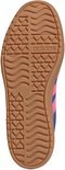 Onderkant van een blauwe Adidas damessneaker met roze strepen en een bruine zool met Adidas logo.