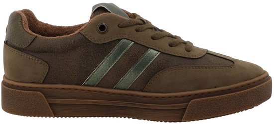 Zij-aanzicht van een bruine sneaker met drie groene strepen op de zijkant. 'MUSTANG' staat op de zool.