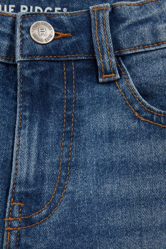 Blauwe spijkerbroek met oranje stiksels en een zilverkleurige knoop met 'Blue Ridge' logo.
