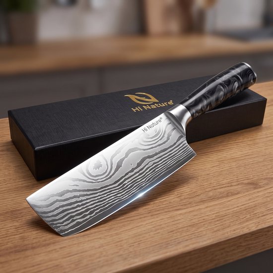 Couteau de chef à motif damassé avec manche noir, à côté d'une boîte cadeau noire Hi Nature.