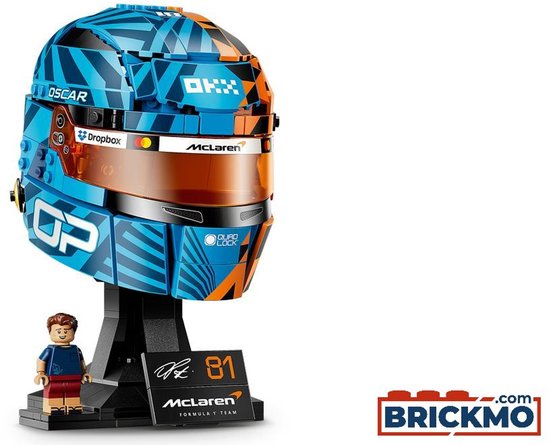 Blauw-oranje LEGO-helm met "OSCAR"-opschrift en oranje vizier, op een zwarte standaard met McLaren-logo.