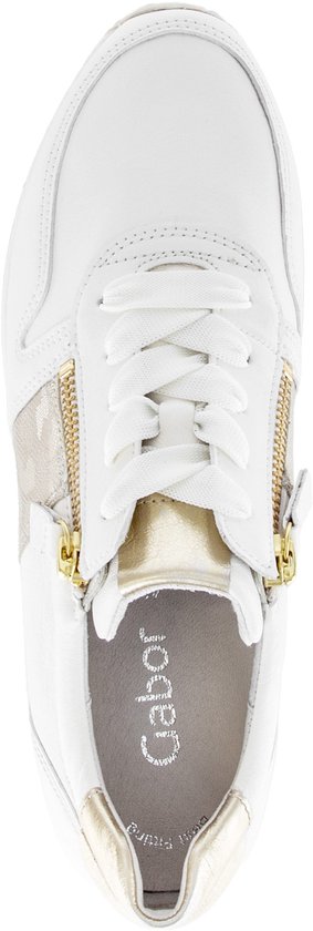 Witte Gabor sneaker met gouden ritsdetails en een subtiele glitterstrook.