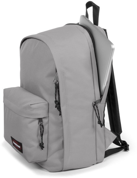 Grijze Eastpak rugzak met een open rits aan de zijkant waar een laptop in zit.