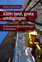 Boek 'Klein land, grote uitdagingen: Economische ontwikkelingen in Suriname' met een foto van een boorinstallatie.