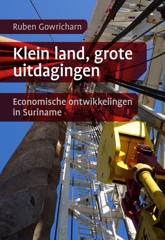 Boek 'Klein land, grote uitdagingen: Economische ontwikkelingen in Suriname' met een foto van een boorinstallatie.