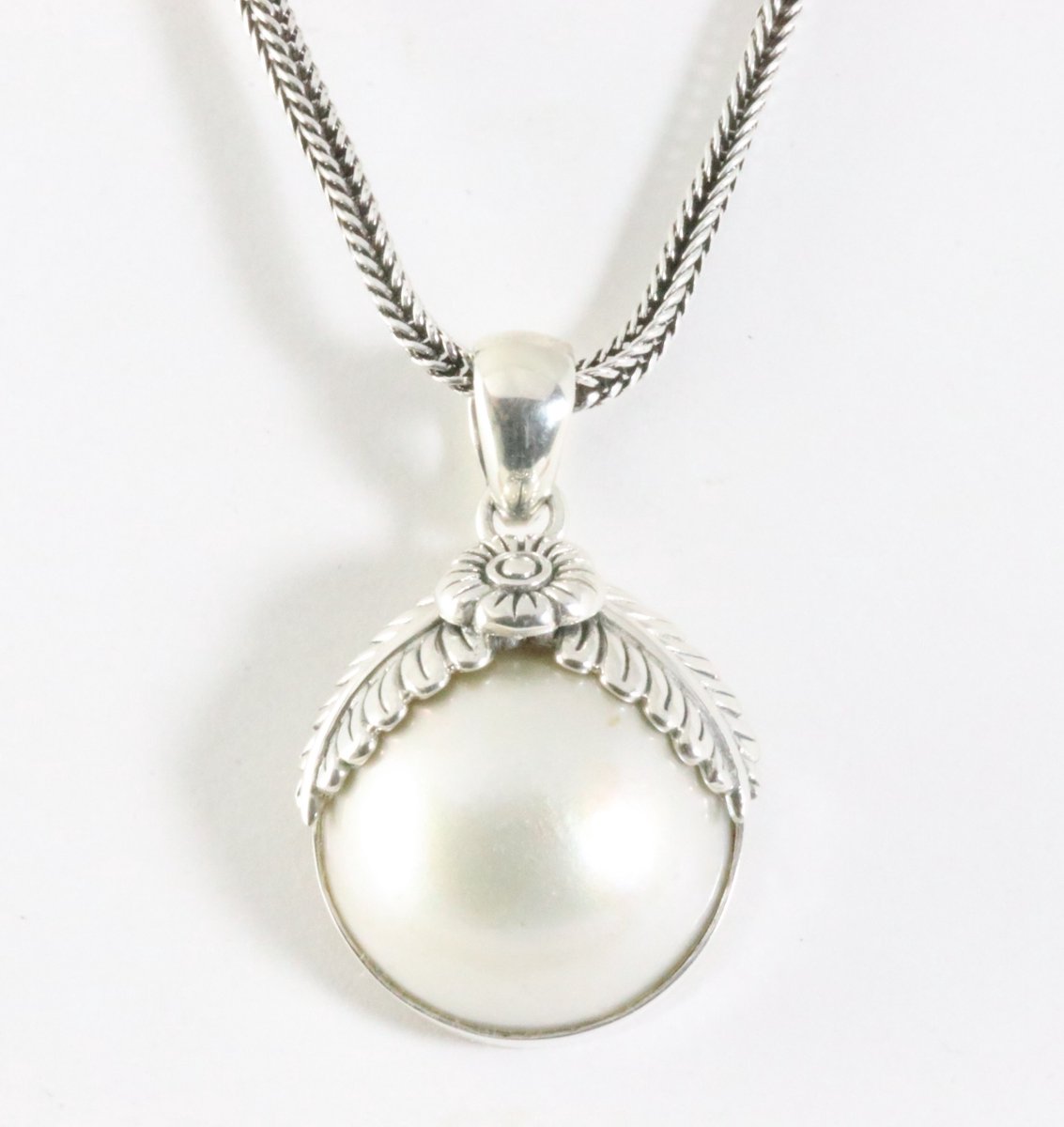 Traditionele ronde bewerkte zilveren hanger met zoetwater parel aan vossenstaart ketting