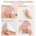 Stappenplan voor het bevestigen van een roze gebogen magneetbord op de muur.