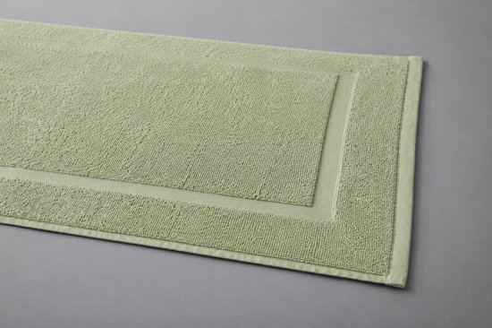 Saliegroene badmat met dubbel contrasterend frame.