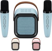 Een lichtblauwe vierkante Bluetooth-speaker met een stoffen voorkant, leren handvat en twee lichtblauwe microfoons. Drie kleinere speakers zijn ook zichtbaar.