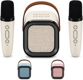 Beige speaker met bruin handvat, geflankeerd door twee beige microfoons. Kleine speakers in blauw en roze.
