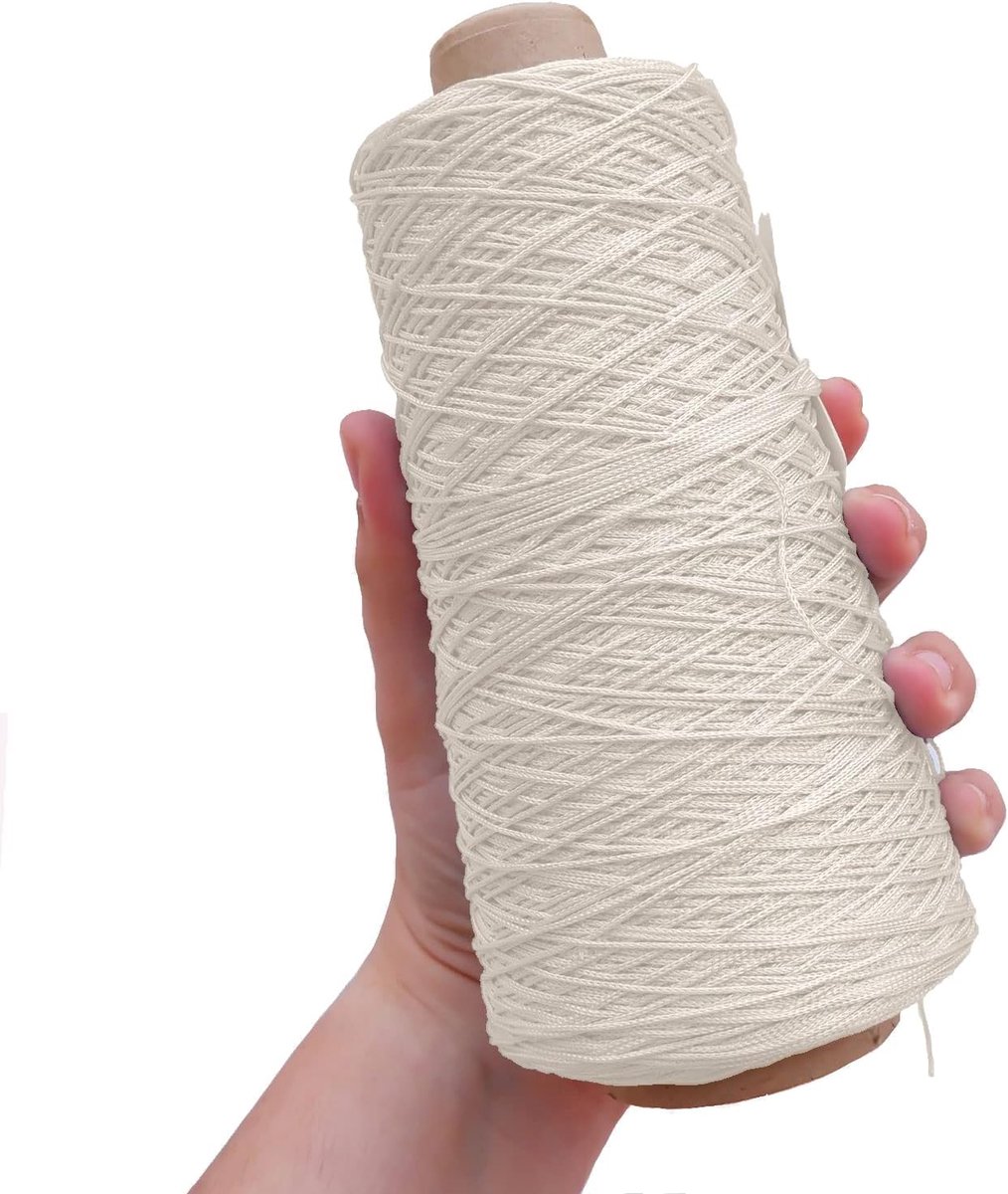 = Cuquillo Kegel. Draad Voor Tricot en Haken. Samenstelling Rayon 100%. 1 Conus van 200 Gram en 600 Meter - (Gebroken Wit)