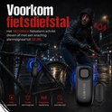 Dief probeert fiets te stelen, alarm is actief op fiets, met tekst "Voorkom fietsdiefstal" en "113 dB".