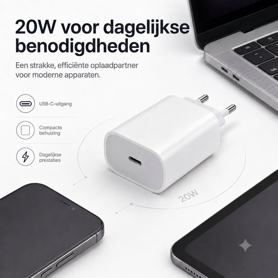 Witte compacte 20W USB-C oplader op een bureau, met een iPhone en tablet in de buurt.