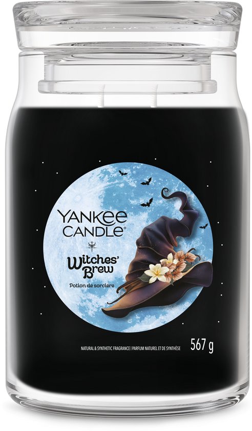 Zwarte Yankee Candle 'Witches' Brew' pot met een heksenhoed en bloemen op een maanachtergrond. Gewicht: 567g.