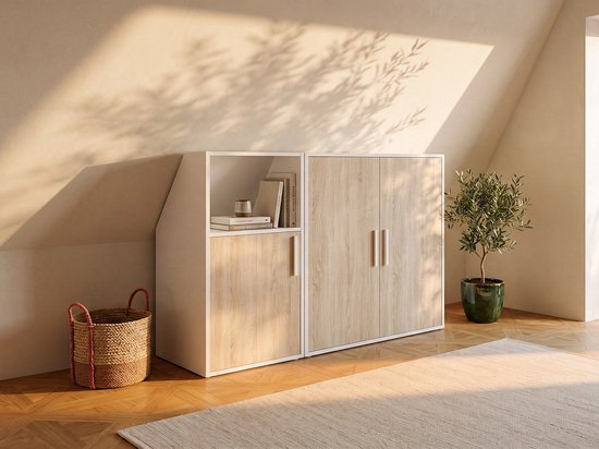 Bergkast met schuine zijde, twee deuren met houtnerfprint en een open vak, in een lichte kamer.