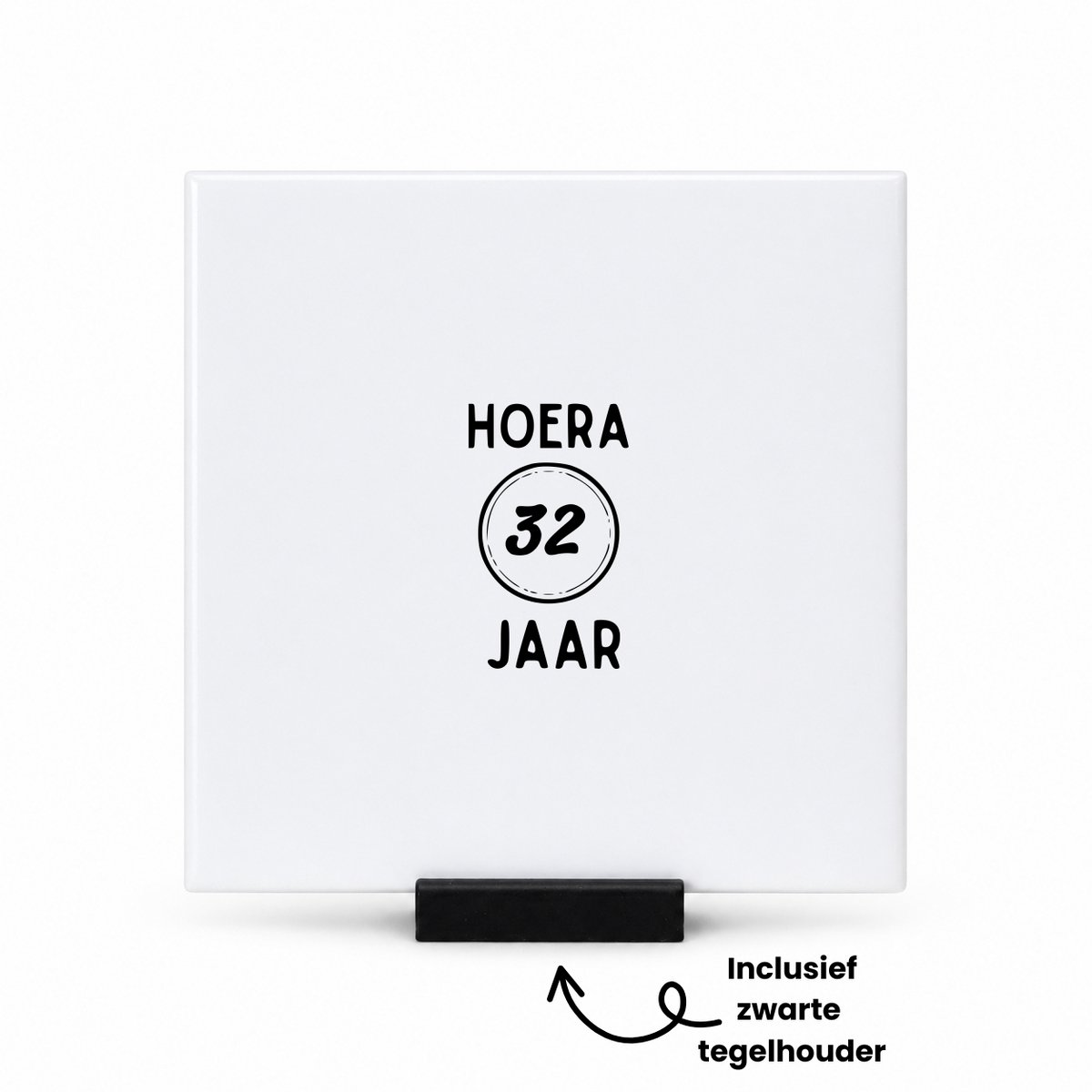 Hacebo Hoera 32 jaar tegeltje met tegelhouder - Verjaardag - Jarige job - tegeltjes met tekst - Leuk kado voor iemand die bijna jarig is - spreuktegels - 10.8x10.8 CM Wit
