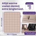 Een beige dekbed van 220 cm lang en 200 cm breed, met kussens en bed. Tekst: 'Altijd warme voeten dankzij extra lengtemaat. 60x70cm kussenslopen', 'geen koude voeten met eazydekbed'.