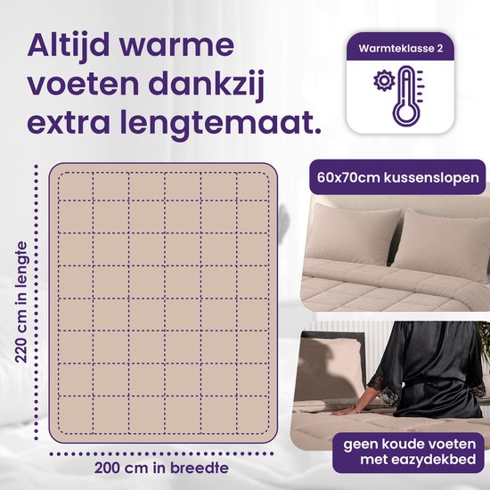 Een beige dekbed van 220 cm lang en 200 cm breed, met kussens en bed. Tekst: 'Altijd warme voeten dankzij extra lengtemaat. 60x70cm kussenslopen', 'geen koude voeten met eazydekbed'.