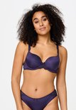 Model draagt een paarse T-shirt bh en slip met kanten afwerking.