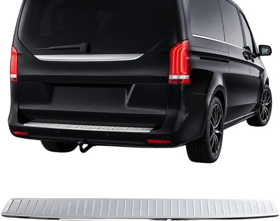 Zwarte Mercedes Vito achterkant met zilveren bumperbeschermer met ribbelpatroon.