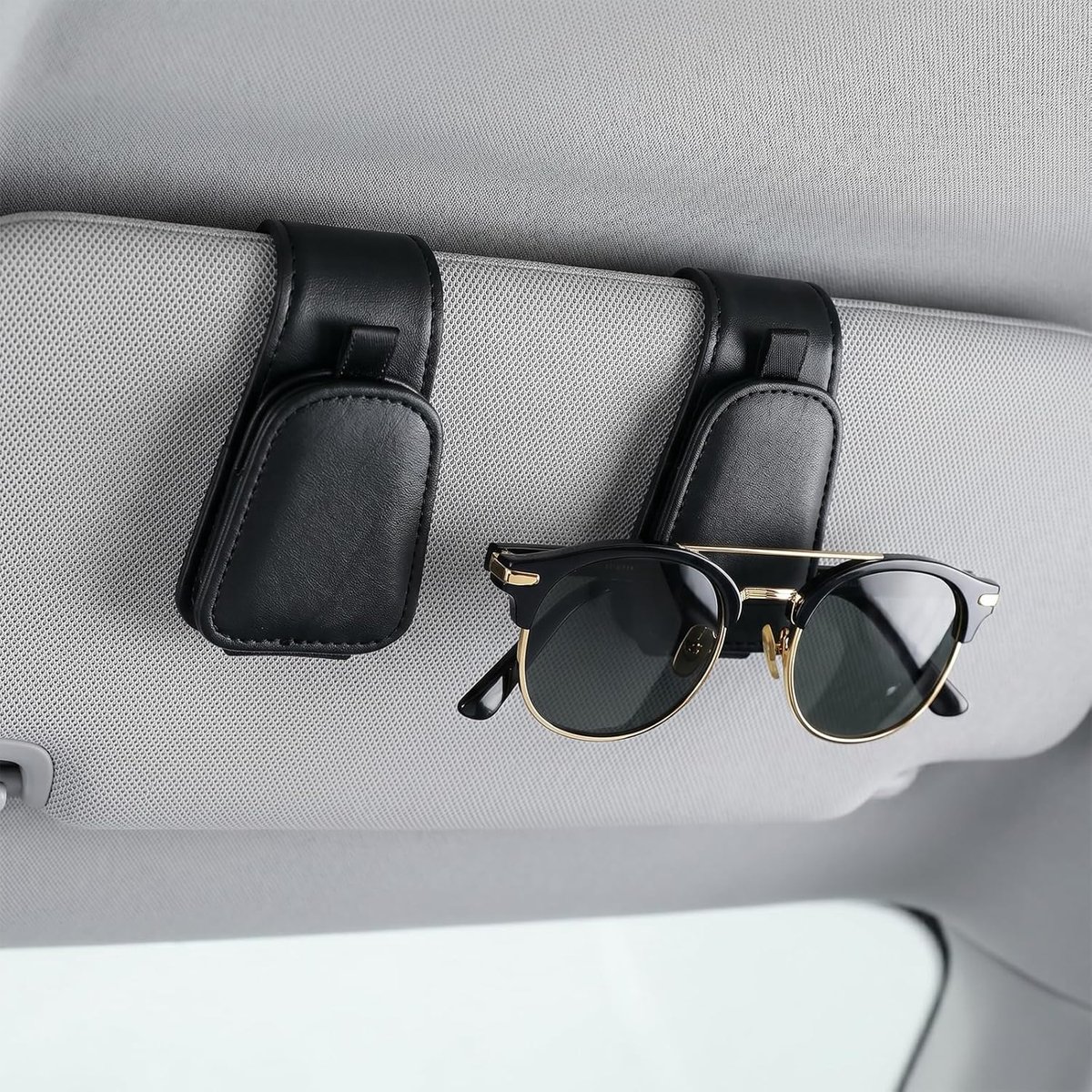 SnelShoppen - Car Sun Visor Holder - 2 Stuks Suede Magnetische Zonnebril Organizer voor Auto Accessoires - Geschikt voor Alle Zonnebrillen - Soft Faux