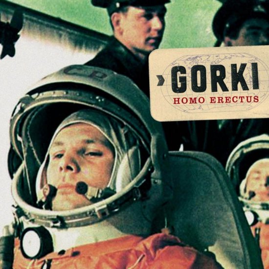 Astronaut met helm, oranje ruimtepak. Tekst: GORKI HOMO ERECTUS.