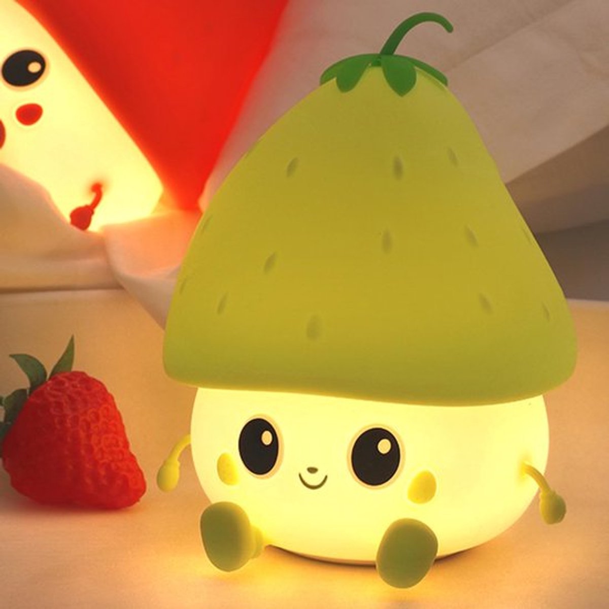 Groen aardbeiennachtlampje, schattig fruitnachtlampje voor de kinderkamer, USB-oplaadbaar lampje, 2 helderheidsniveaus, nachtlampje met vertraagde verlichting voor het nachtkastje van de babykamer, geschikt voor babyjongens en -meisjes, verjaardagen