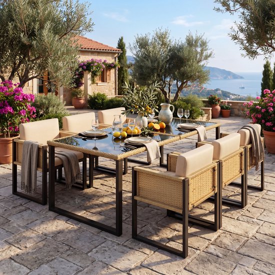 Een eethoek met zes beige stoelen met rotan zijkanten en een zwart glazen tafel in een mediterrane tuin.