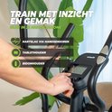 Close-up van de zwarte crosstrainer: hand wordt op de hartslagsensor geplaatst, tablethouder en bidonhouder zijn zichtbaar.