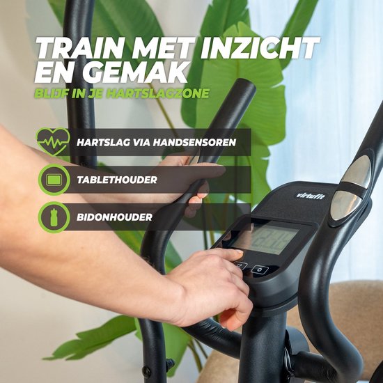 Close-up van de zwarte crosstrainer: hand wordt op de hartslagsensor geplaatst, tablethouder en bidonhouder zijn zichtbaar.