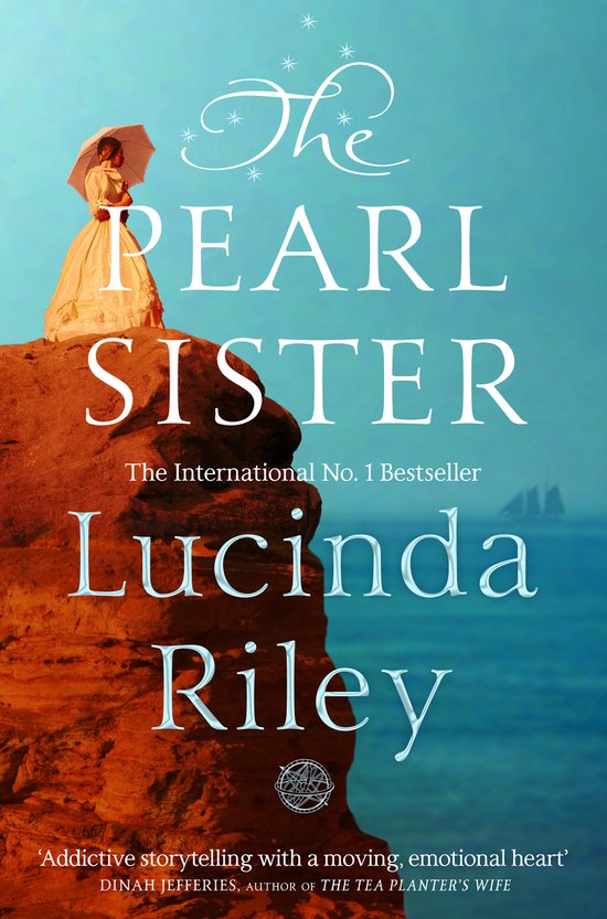 Boekcover van 'The Pearl Sister' met op een rots een vrouw in een witte jurk met paraplu. Oceaan en zeilschepen op achtergrond.