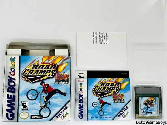 Game Boy Color spel: Road Champs Stunt Biking. Bevat speldoos, instructieboekje en spelcartridge met oranje/rode BMX-rijder op voorgrond.
