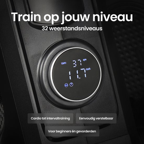 Close-up van een digitaal display op een roeitrainer met 32 weerstandsniveaus.